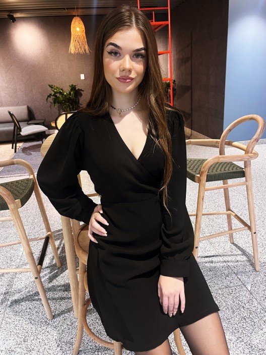 Czarna sukienka kopertowa z gumką w talii