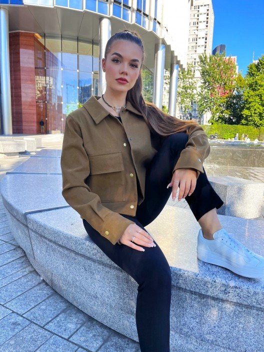 Krótka kurtka crop khaki brązowa bawełniana z ozdobną kieszenią