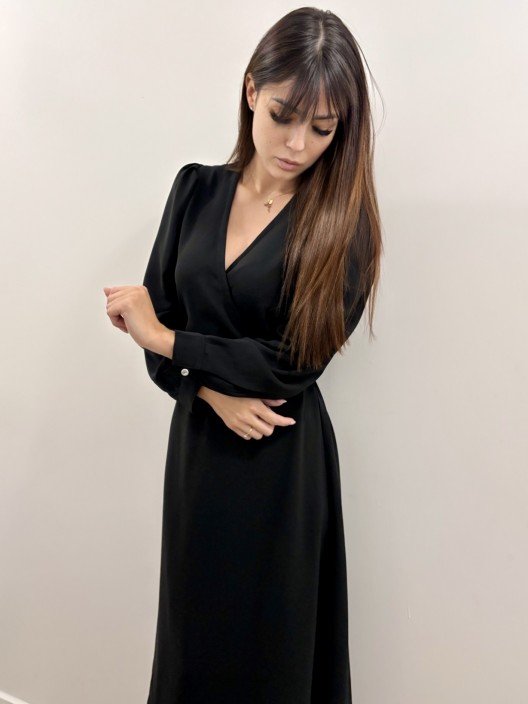 Czarna elegancka sukienka midi kopertowa góra